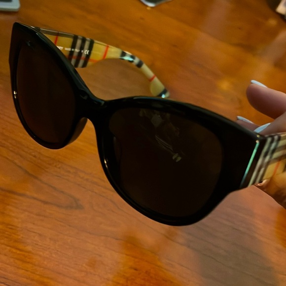Burberry sunglasses - Picture 2 of 3